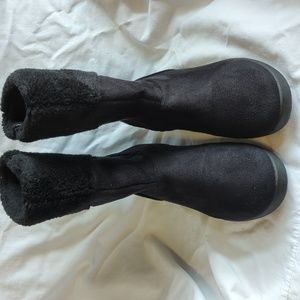 Women's size 6 winter boots. Black. Zip sides.